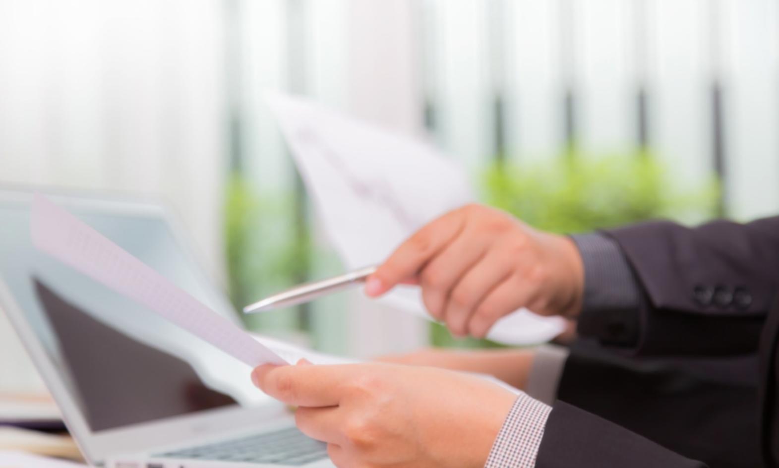 Finanzanalyst bei der Budgetbewertung